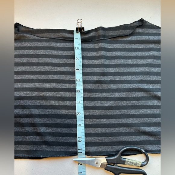 Black & Grey Striped Off the Shoulder Cropped Top Blouse Woman’s Juniors Small - Picture 6 of 6